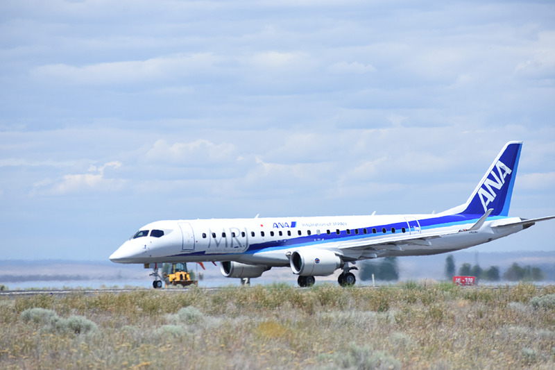 披露した1回目のタッチアンドゴー。この日もシアトルはよい天気で、滑走路は陽炎で揺らいで見える