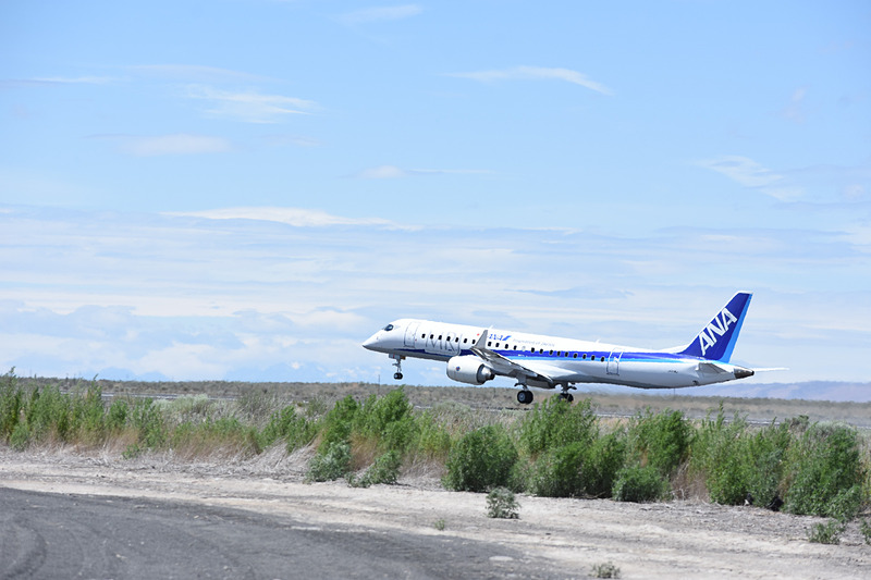 披露した1回目のタッチアンドゴー。この日もシアトルはよい天気で、滑走路は陽炎で揺らいで見える