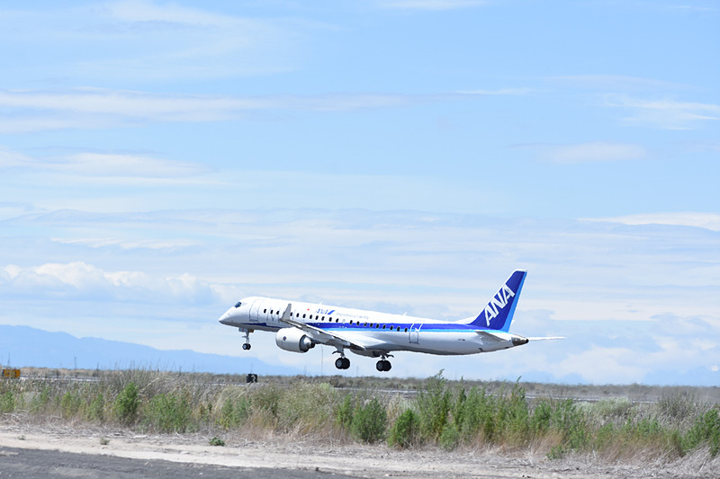 披露した1回目のタッチアンドゴー。この日もシアトルはよい天気で、滑走路は陽炎で揺らいで見える