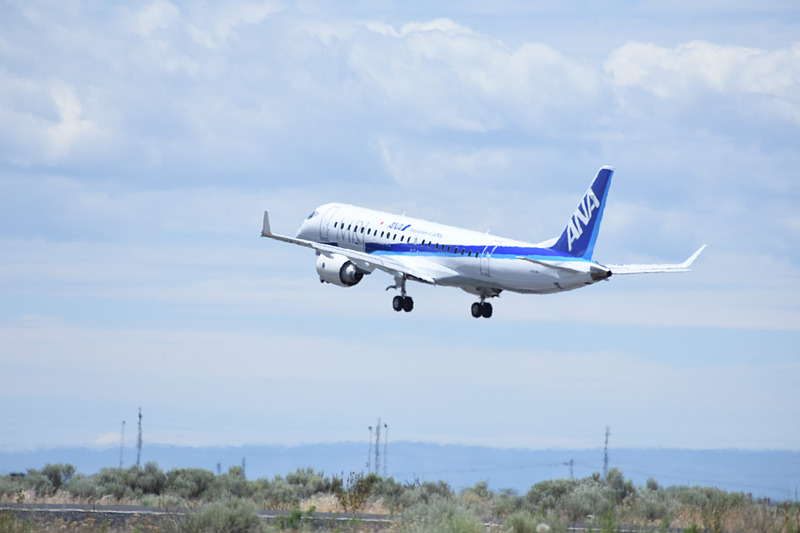披露した1回目のタッチアンドゴー。この日もシアトルはよい天気で、滑走路は陽炎で揺らいで見える