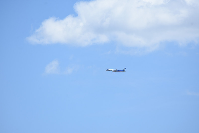 披露した1回目のタッチアンドゴー。この日もシアトルはよい天気で、滑走路は陽炎で揺らいで見える