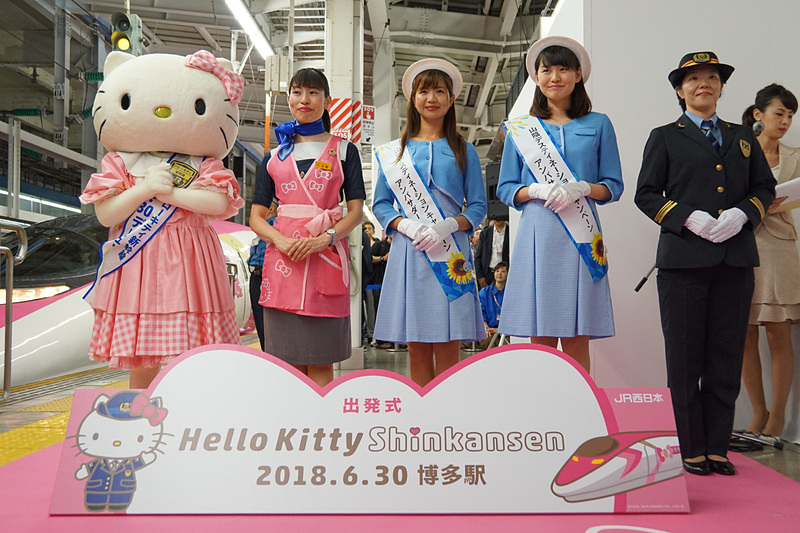 出席者全員で記念撮影。左からキティちゃん、JR西日本 フードサービスネット コンシェルジュの杉野紗緒里さん、山陰デスティネーションキャンペーンアンバサダー 鳥取県代表の田中加奈さん、島根県代表の木村美咲さん、博多駅駅長 富澤五月さん、