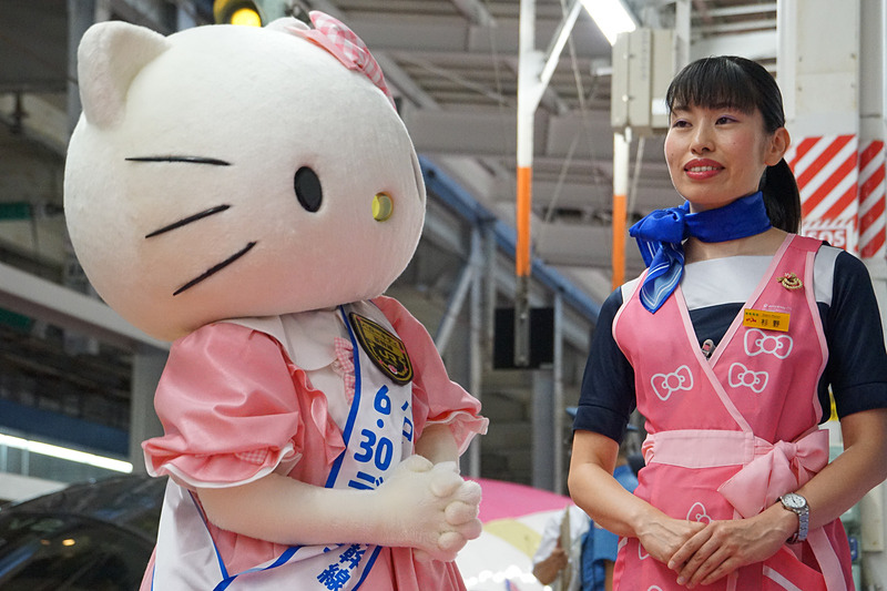 何かを考えるキティちゃん