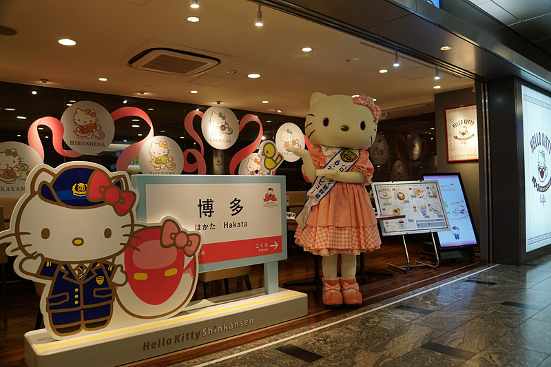 新幹線博多駅改札内「カフェ・エスタシオン」内に展開される「ハローキティ新幹線CAFE」。営業時間：7時から21時まで