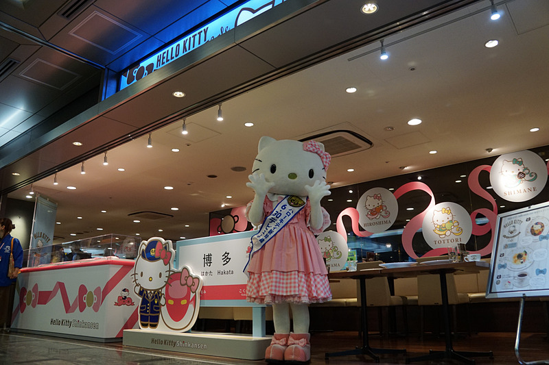 新幹線博多駅改札内「カフェ・エスタシオン」内に展開される「ハローキティ新幹線CAFE」。営業時間：7時から21時まで