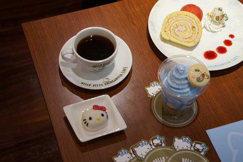 カスタード味のクリーム大福とドリンクのセット「ハローキティクリーム大福セット」：700円