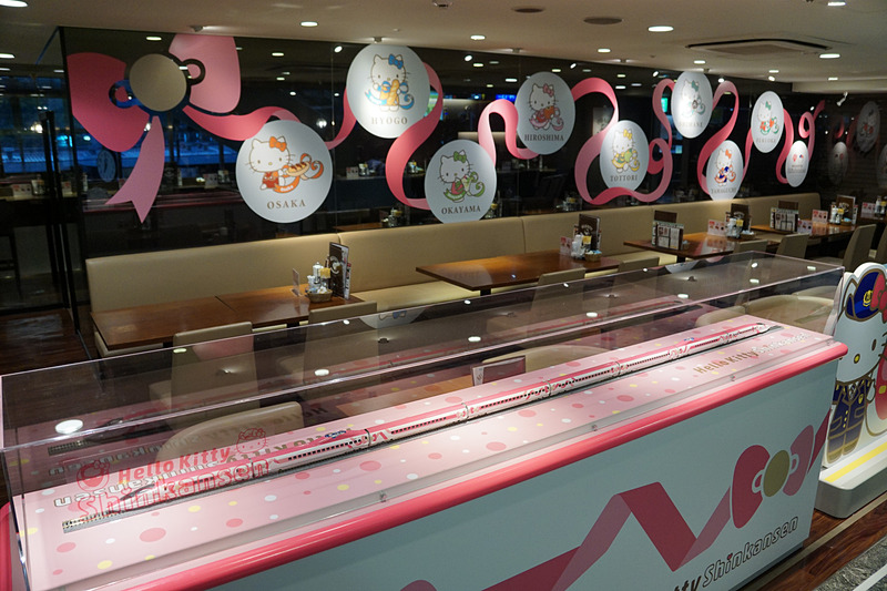 新幹線博多駅改札内「カフェ・エスタシオン」内に展開される「ハローキティ新幹線CAFE」。営業時間：7時から21時まで