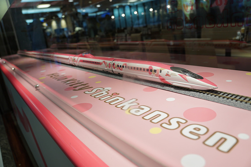 新幹線博多駅改札内「カフェ・エスタシオン」内に展開される「ハローキティ新幹線CAFE」。営業時間：7時から21時まで