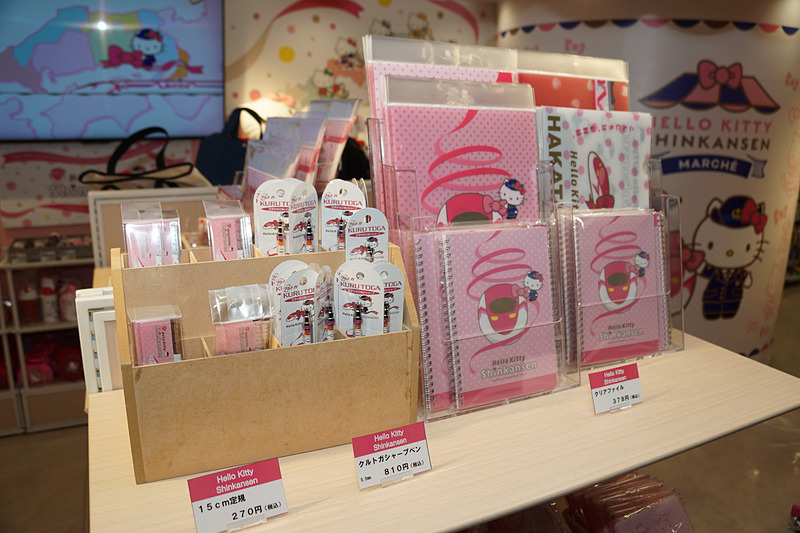 ハローキティ新幹線のグッズが並ぶ