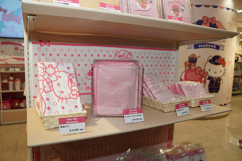 ハローキティ新幹線のグッズが並ぶ