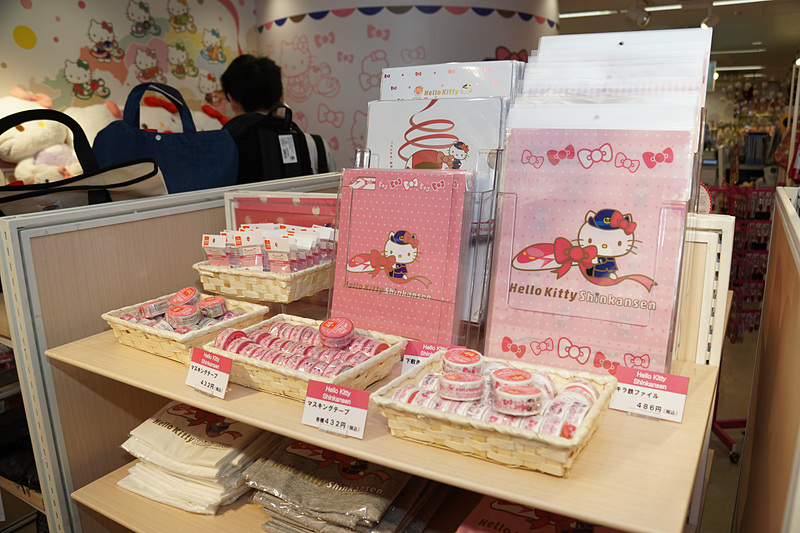 ハローキティ新幹線のグッズが並ぶ
