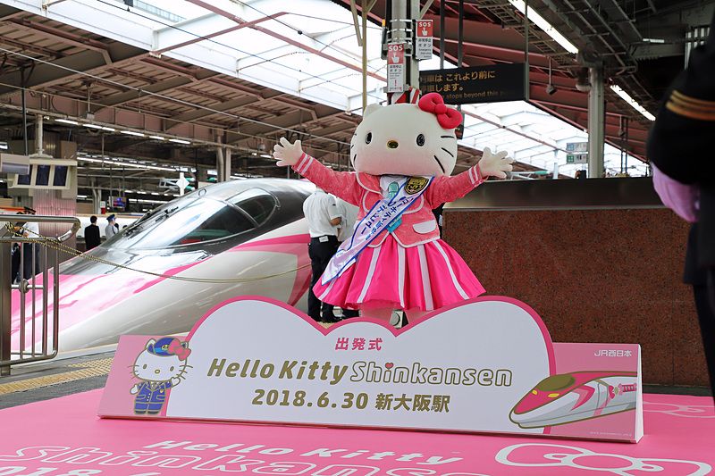 「みんなピース！」に合わせてダンスを披露