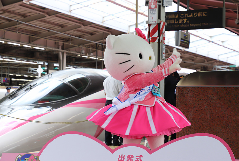 ハローキティも列車を紹介