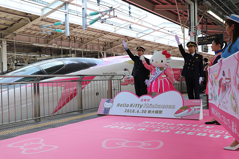 発車するハローキティ新幹線を見送る列席者