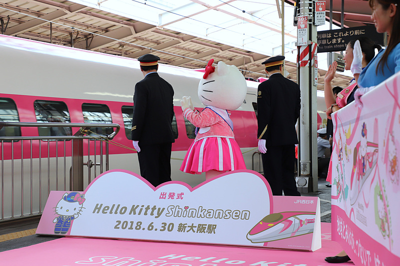発車するハローキティ新幹線を見送る列席者