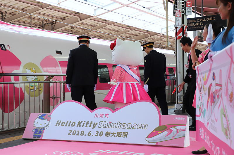 発車するハローキティ新幹線を見送る列席者
