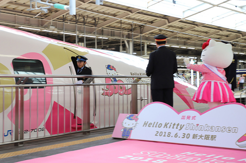 発車するハローキティ新幹線を見送る列席者