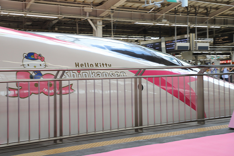 発車するハローキティ新幹線を見送る列席者