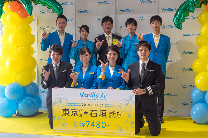 バニラエア最後の新規開設路線となることから、多くのスタッフが初便搭乗客の見送りに集まった