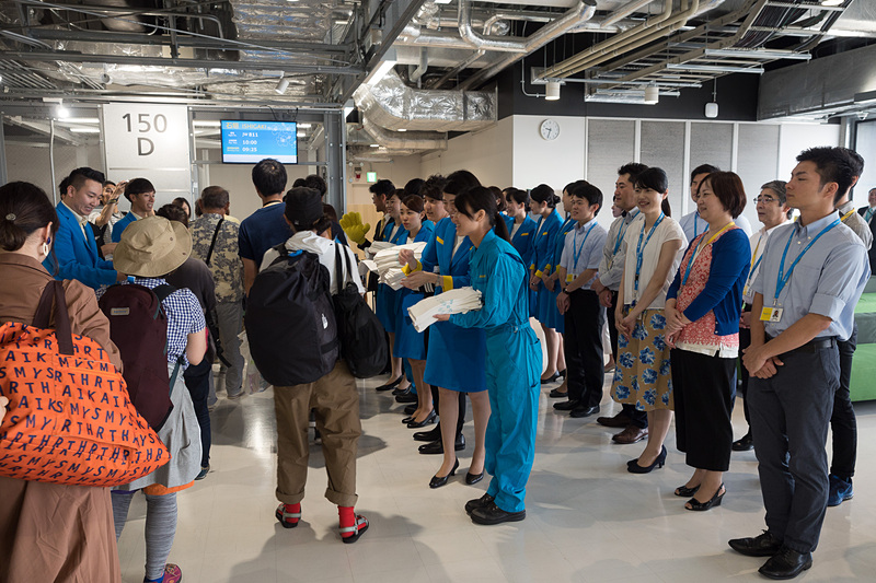 バニラエア最後の新規開設路線となることから、多くのスタッフが初便搭乗客の見送りに集まった