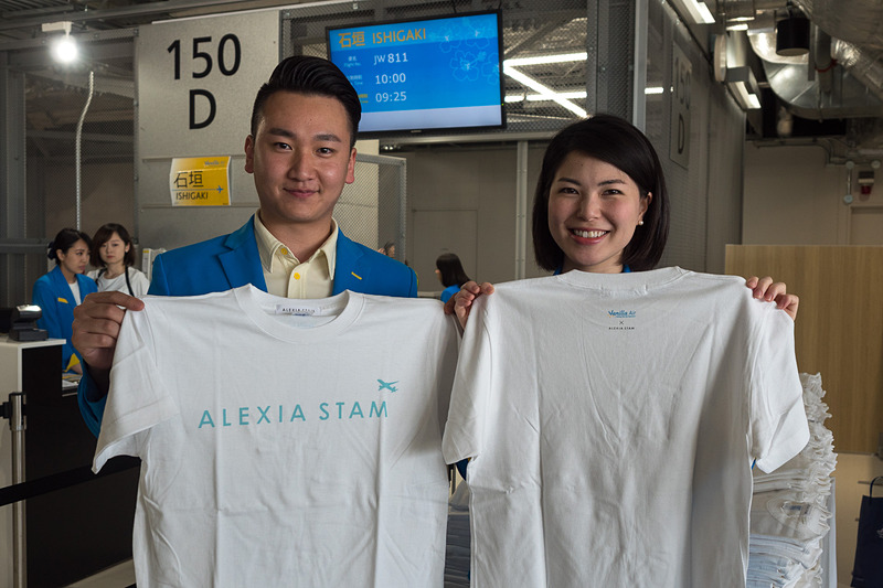搭乗客全員に「ALEXIA STAM（アリシアスタン）」とのコラボレーションTシャツを配布し、機内で着用するよう促した