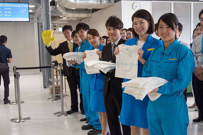 搭乗客全員に「ALEXIA STAM（アリシアスタン）」とのコラボレーションTシャツを配布し、機内で着用するよう促した