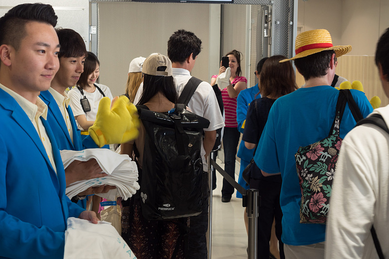 搭乗客全員に「ALEXIA STAM（アリシアスタン）」とのコラボレーションTシャツを配布し、機内で着用するよう促した