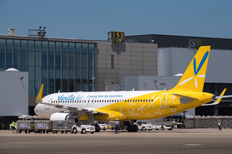 153番に駐機する石垣行きJW811便。この日は登録記号「JA15VA」の機体を使用