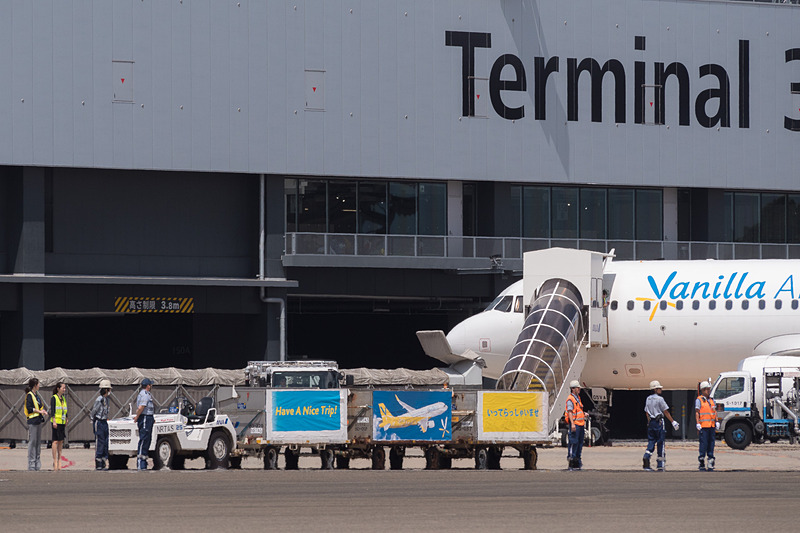 定刻の10時前後にプッシュバックを開始。地上ハンドリングスタッフも見送る