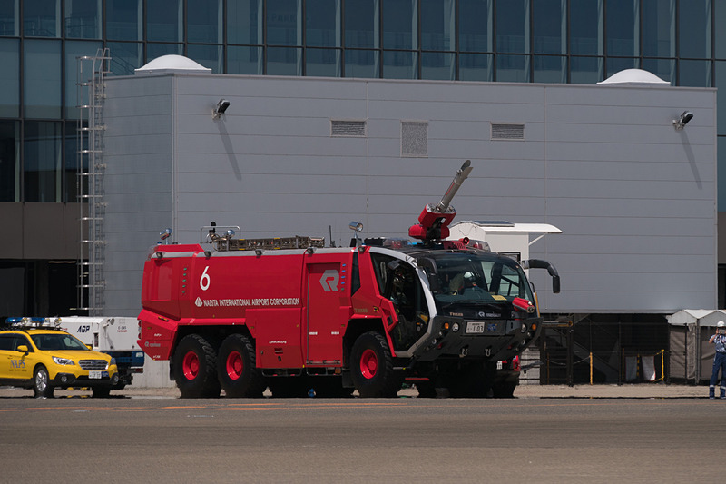 やや風が強いなかでの実施となったが、青い空に白いウォーターアーチが架かり、そこをくぐって地上走行をスタート