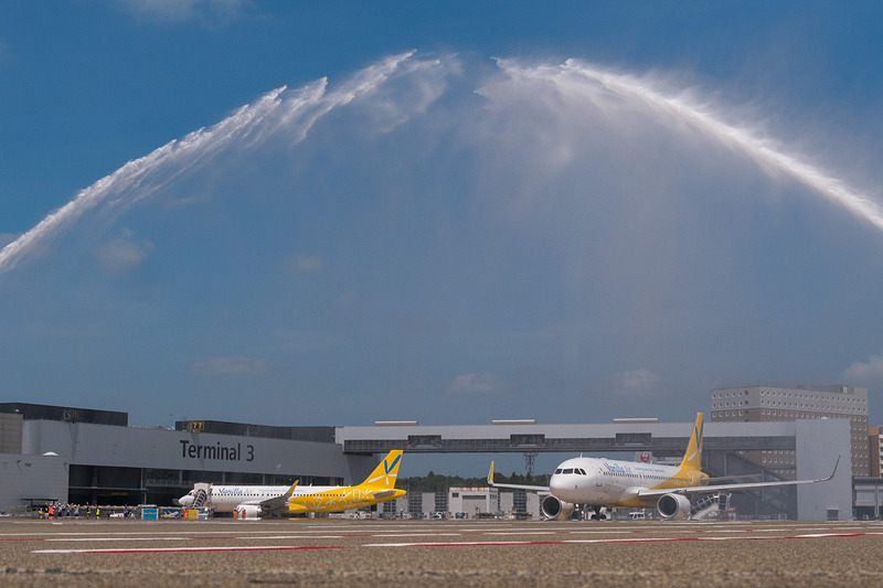 やや風が強いなかでの実施となったが、青い空に白いウォーターアーチが架かり、そこをくぐって地上走行をスタート