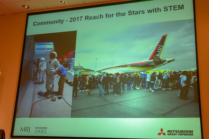 MFCでは周辺住民を招いて格納庫見学なども行なっている