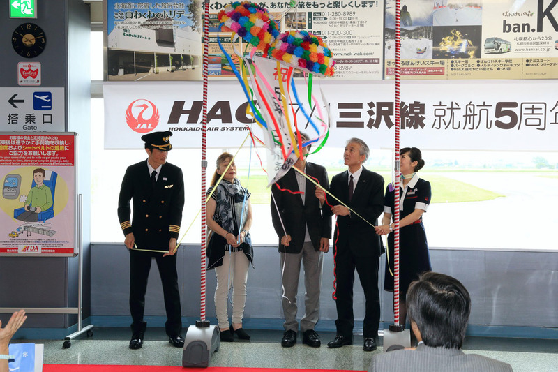 「祝 丘珠＝三沢線就航5周年 ご利用ありがとうございます」の垂れ幕が出現