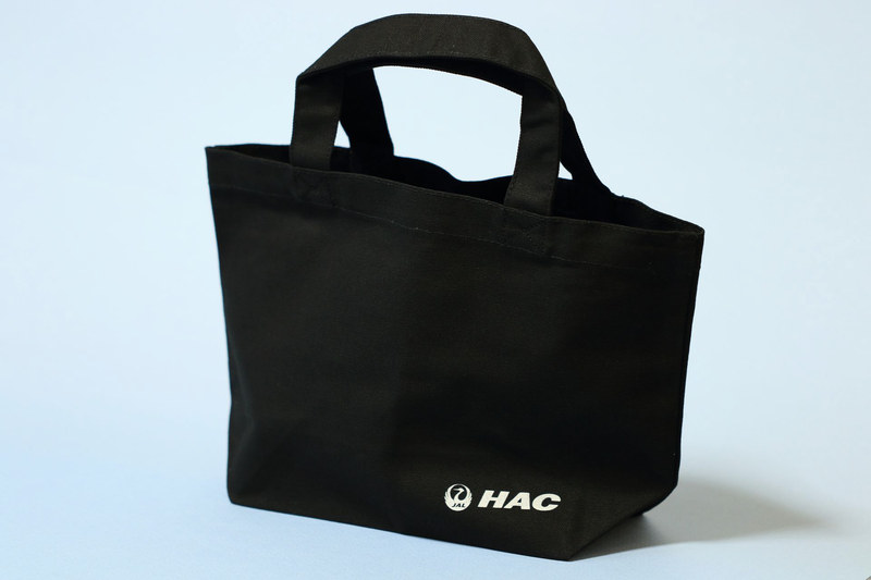 「鶴丸ロゴ入りHACオリジナルトートバック」は7月2日～7月7日の期間中は機内で贈呈されることになっている