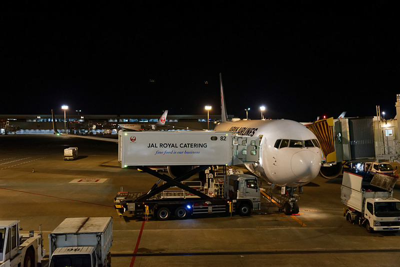 ハワイ島までの航空路は2017年9月に開設されたJALの成田～コナ線を利用。成田国際空港とハワイ島のエリソン・オニヅカ・コナ国際空港を結ぶ直行便