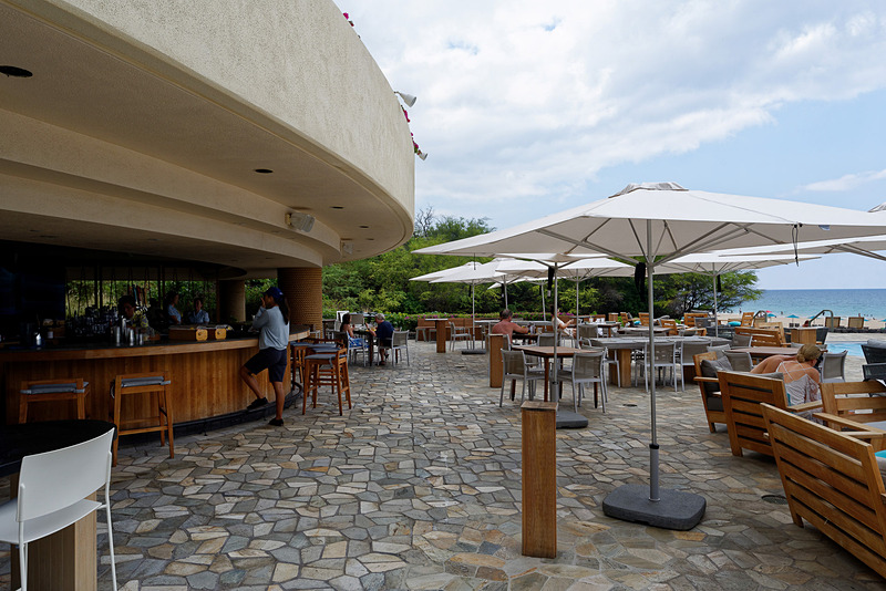 その隣にあるのが、夕方までオープンしているレストラン「NAUPAKA BEACH GRILL」