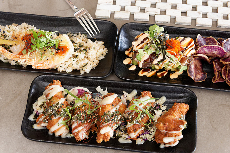 前菜3種。左上がスイート＆サワーシュリンプ、右上がポケ・ナチョス、下がフリカケ和えのチキンウィング