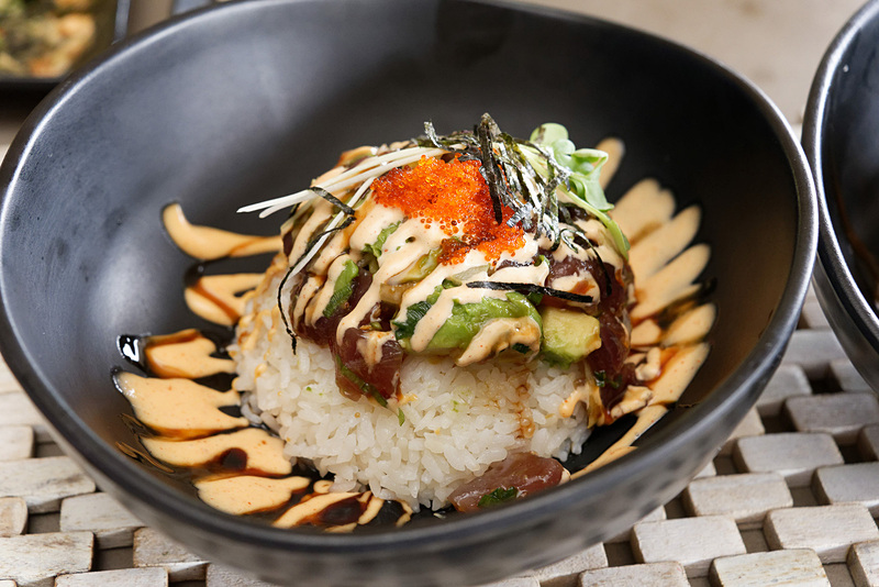 人気の高いポケ丼。マグロとアボカドののった日本人の口に合いやすい丼