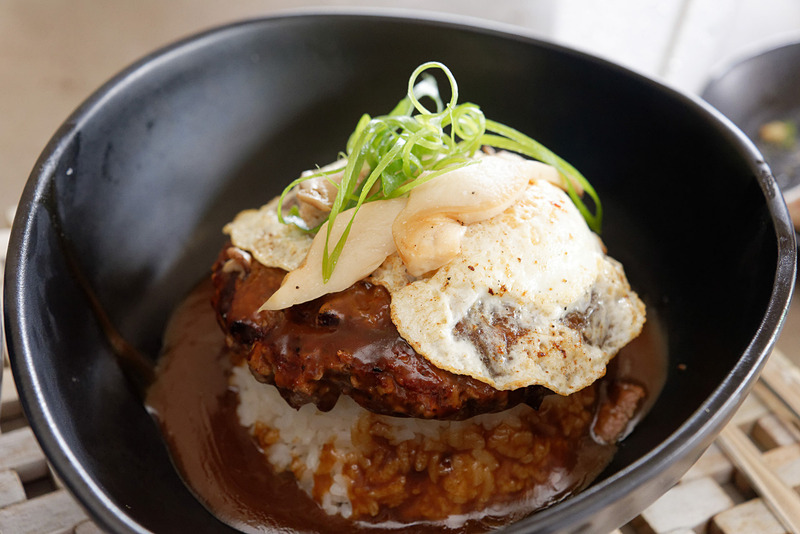 定番のロコモコ。ボリューミーなハンバーグに要注意