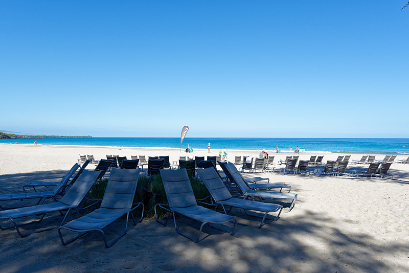 ホテル正面にあるのはプライベート感のあるビーチ。混雑しすぎず、のんびり過ごすのにぴったりの環境が整っている