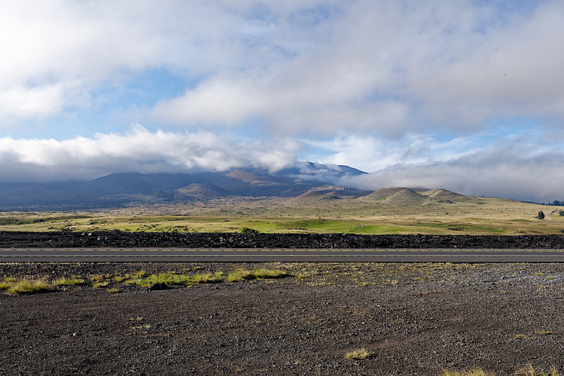 北のマウナケア山と南のマウナロア山に挟まれた、ハワイ島を左右に貫くサドルロード