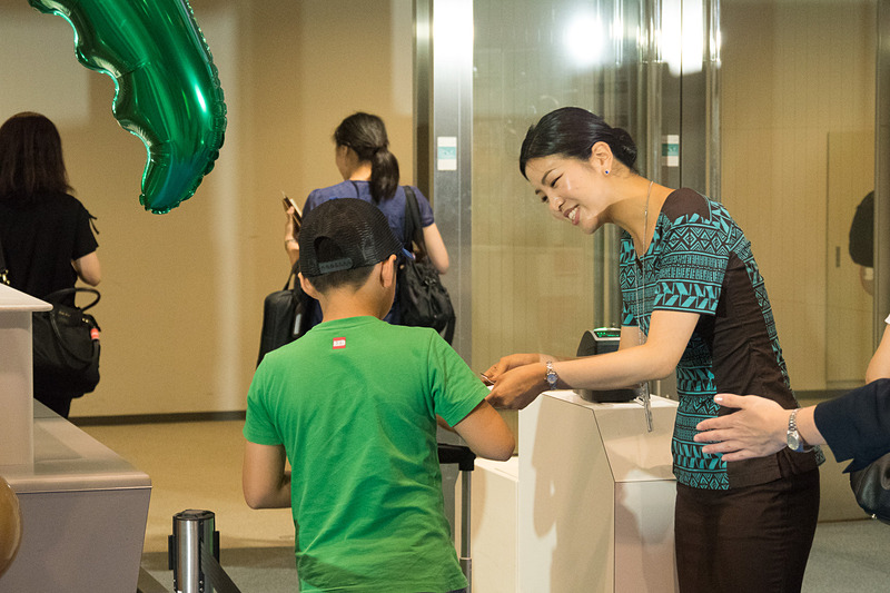 搭乗の様子。地上旅客スタッフのユニフォームもフィジー文化を感じられるデザイン