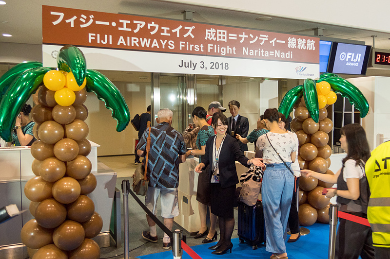 搭乗の様子。地上旅客スタッフのユニフォームもフィジー文化を感じられるデザイン