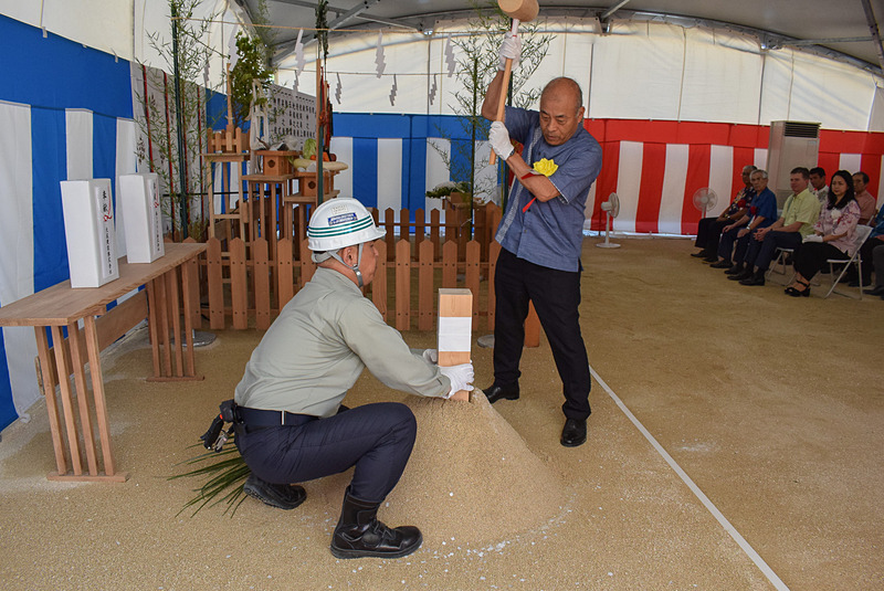 大成建設株式会社 代表取締役社長の村田誉之氏（右）と作業所長の伊藤昭彦氏（左）による杭打之儀