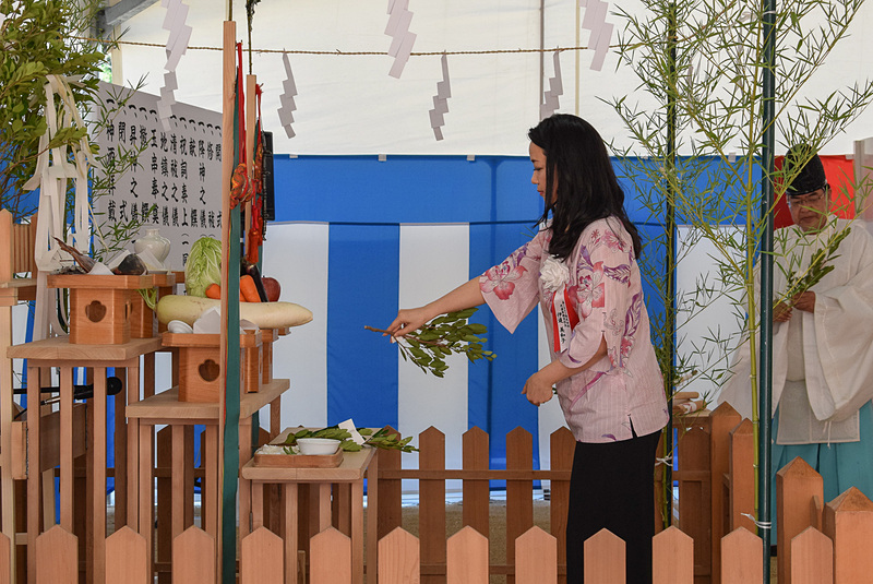 玉串奉奠は森トラストの伊達美和子氏ら4名により行なわれた