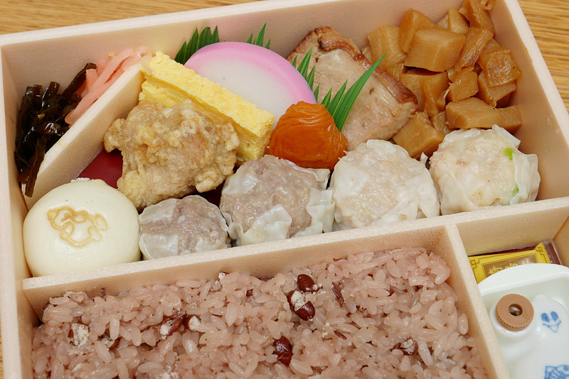 シウマイは、昔ながらのシウマイ、特製シウマイ、かにシウマイ、エビシウマイ、シウマイまんと5種類が詰められている