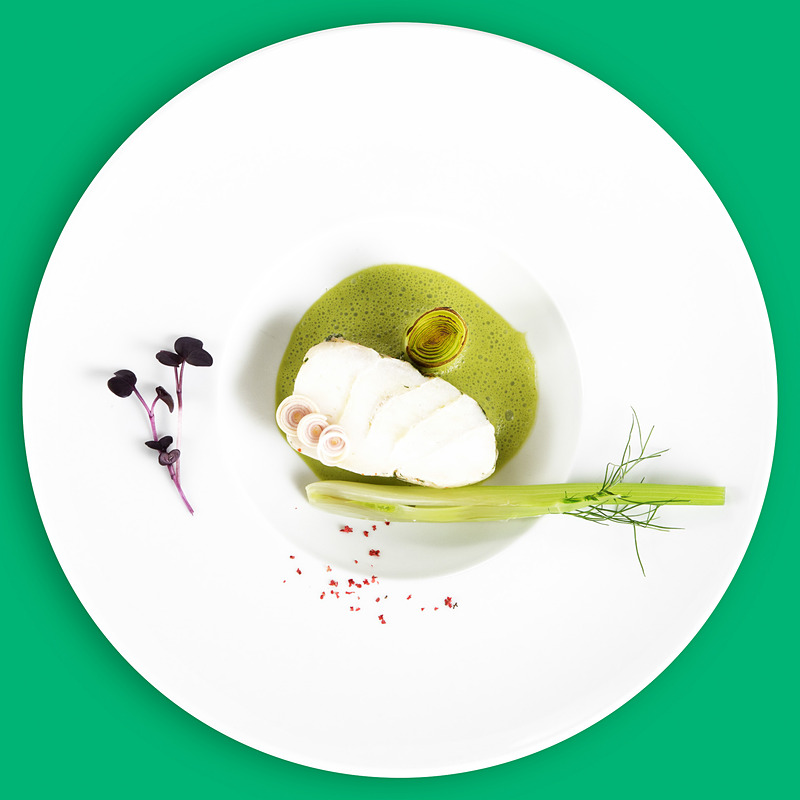 「鱈のバジルソース添え、葱のコンフィとウイキョウのキャラメリゼ」