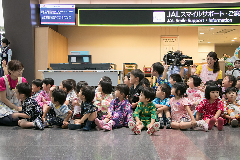 園児たちが見つめる先には、和歌山観光PRシンボルキャラクター「わかぱん」の姿が