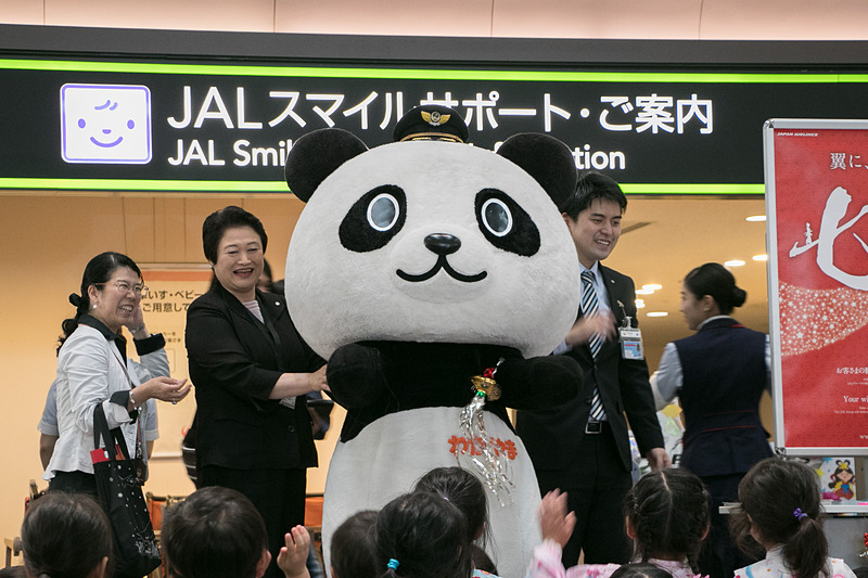 園児たちが見つめる先には、和歌山観光PRシンボルキャラクター「わかぱん」の姿が