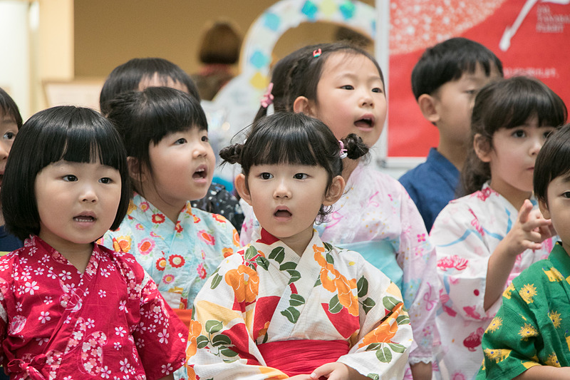 「アンジュ保育園」の園児たちは七夕や星にまつわる歌を合唱した